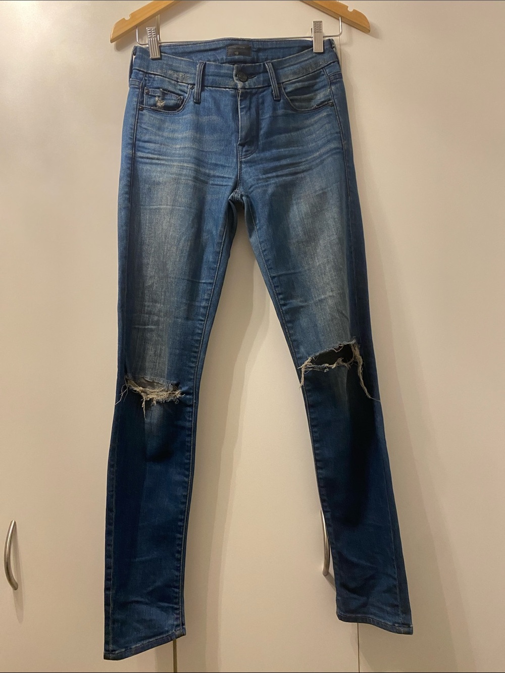 Distressed Skinny Jeans in Medium Blue
